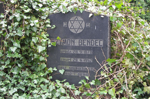 bendec_simon_grave_09_red.jpg